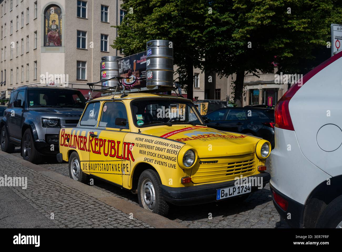 Automobile Trabant della Germania Est, dipinta per pubblicizzare una birreria a Berlino Foto Stock