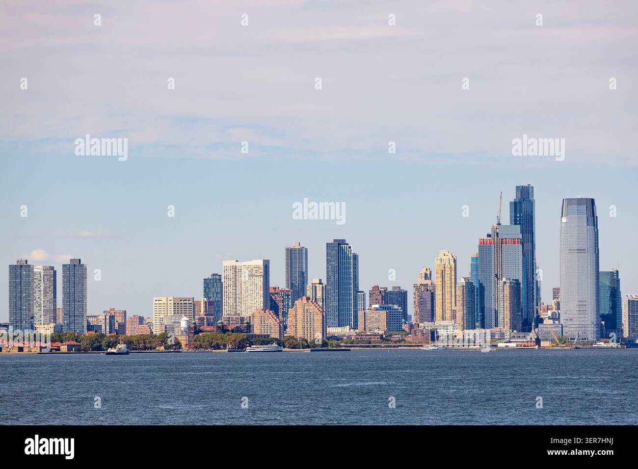Costa di Brooklyn con grattacieli sulla Baia di Hudson a New York. Foto Stock
