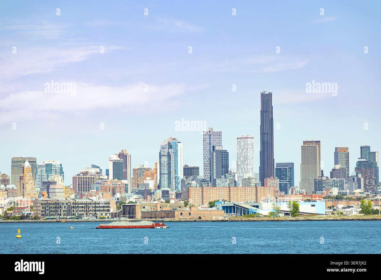Costa di Brooklyn con grattacieli sulla Baia di Hudson a New York. Foto Stock