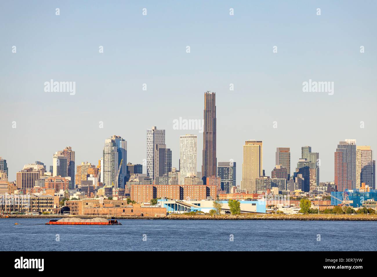 Costa di Brooklyn con grattacieli sulla Baia di Hudson a New York. Foto Stock