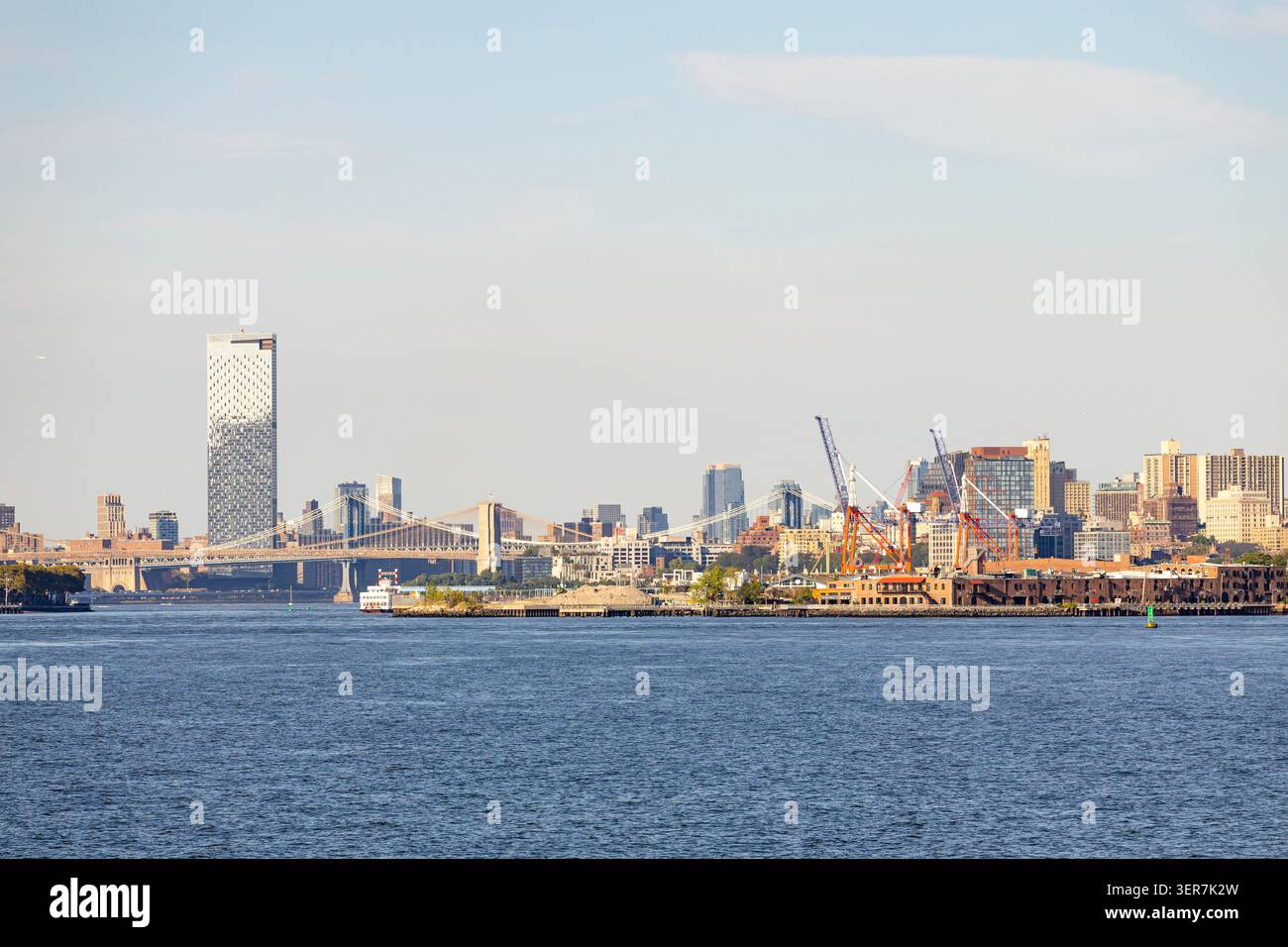 Costa di Brooklyn con grattacieli sulla Baia di Hudson a New York. Foto Stock