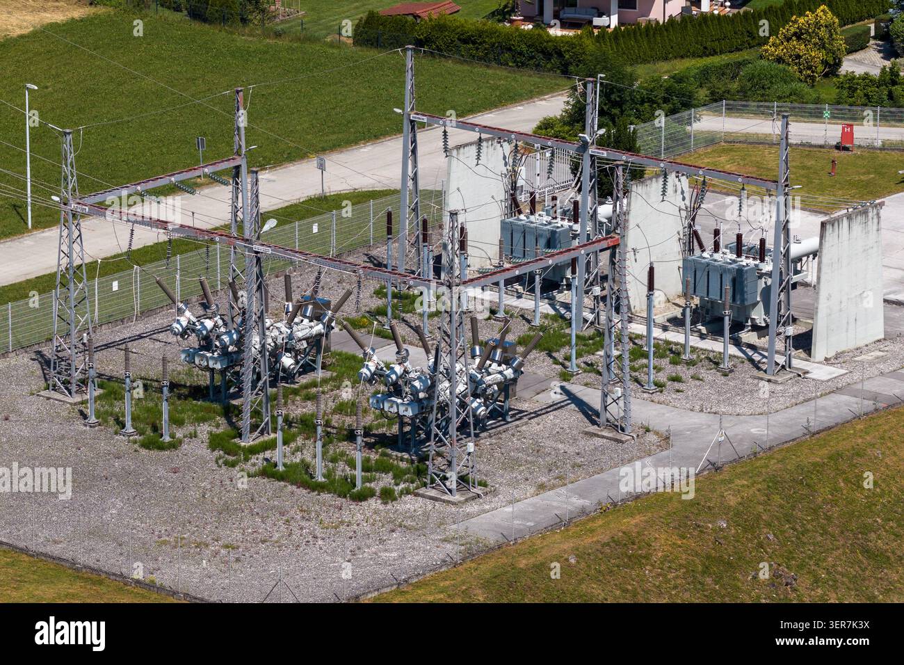 Questa vista aerea mostra una sottostazione elettrica con trasformatori di potenza e ingranaggi ad alta tensione che supportano la distribuzione dell'elettricità. Foto Stock