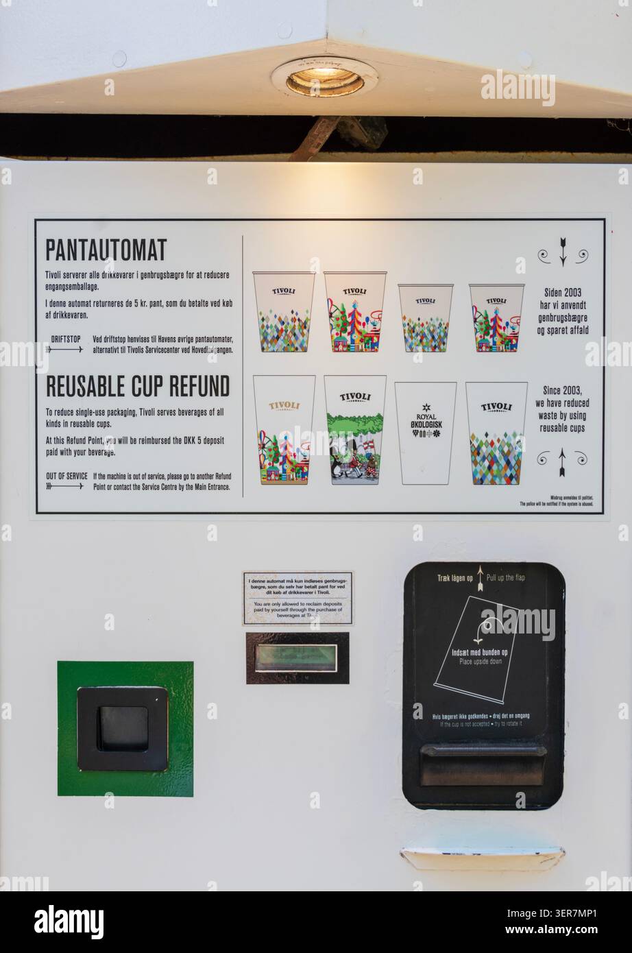 Macchina per il riciclo dei bicchieri di carta presso i giardini Tivoli di Copenaghen, Danimarca, istruzioni per i visitatori su come riciclare i bicchieri di carta e ricevere un rimborso Foto Stock