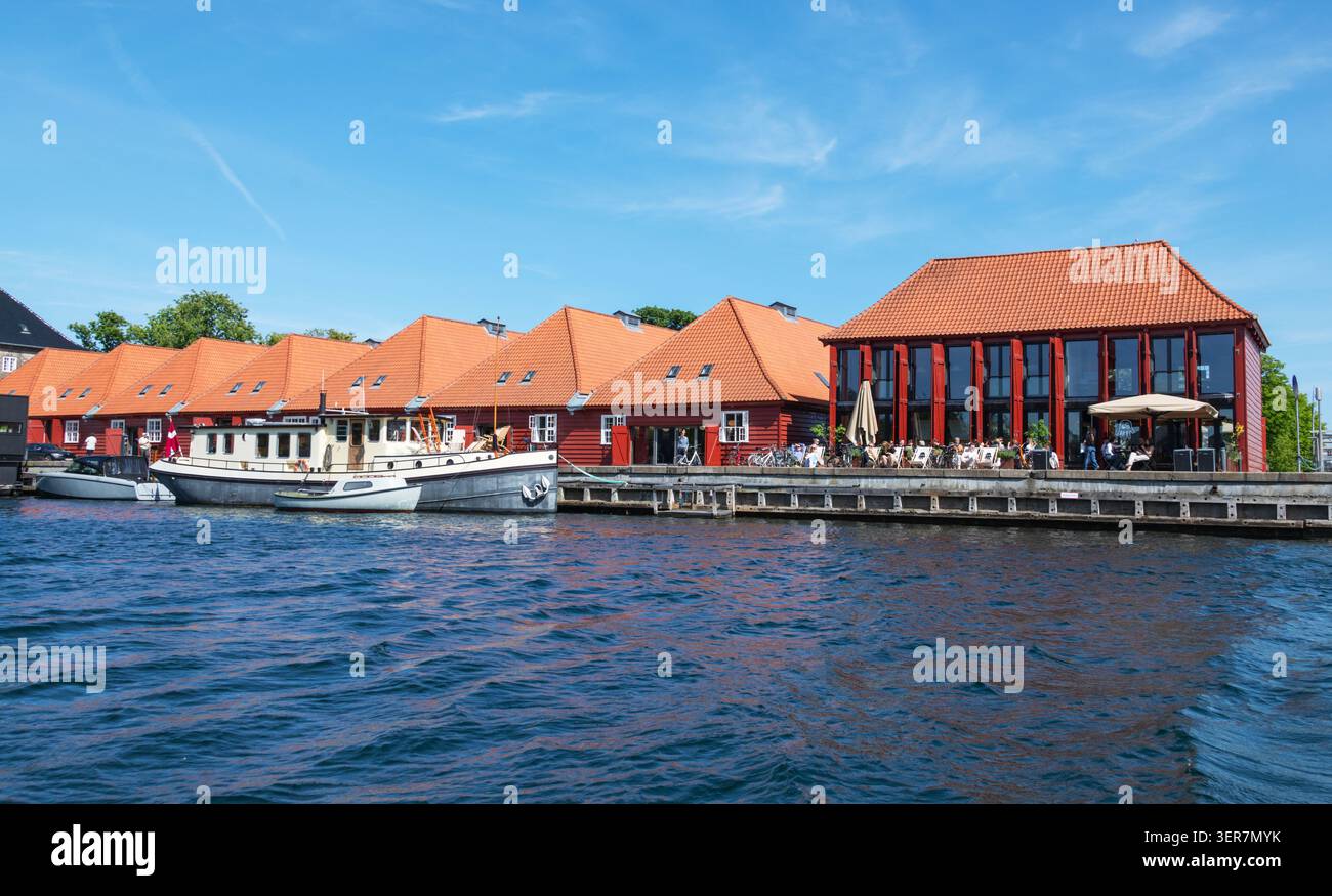 Caffè, bar e ristoranti lungo l'Inner Harbour, Copenhagen, Danimarca Foto Stock