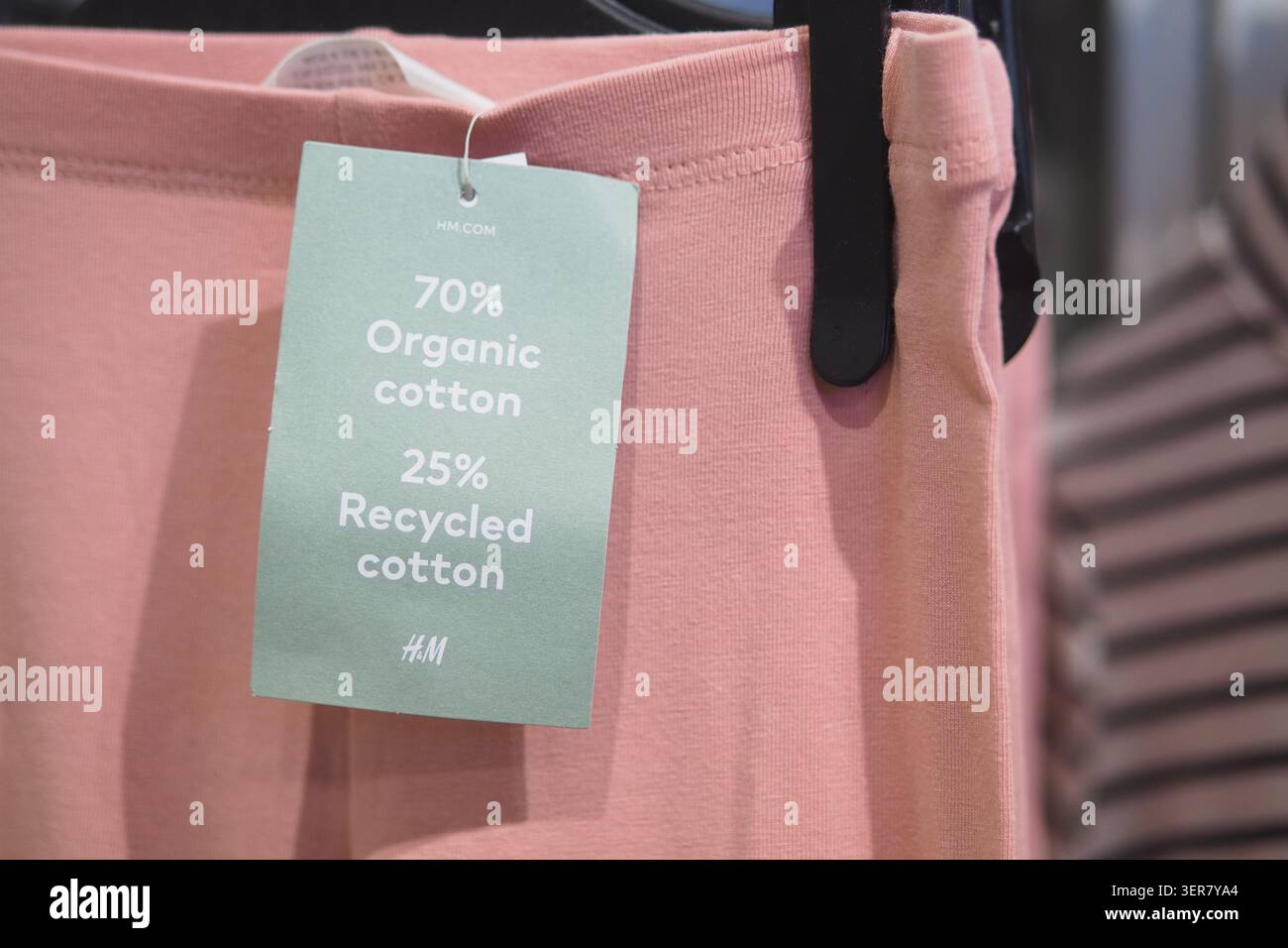 Etichetta di abbigliamento in cotone organico in un punto vendita Foto Stock