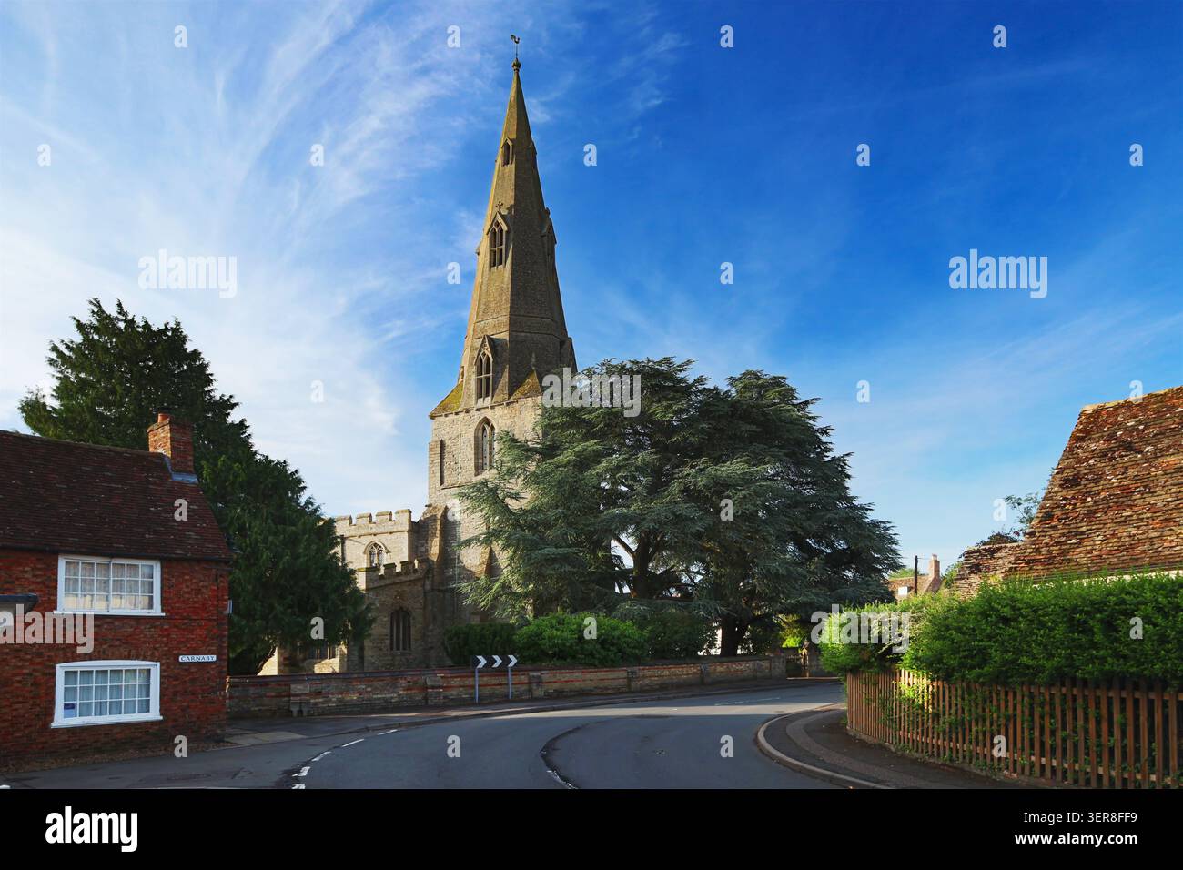 St Andrew's Church, Kimbolton, Cambridgeshire, Regno Unito - aspetto orientale dell'edificio visto da Thrapston Road - chiesa parrocchiale costruita nel XIII secolo Foto Stock