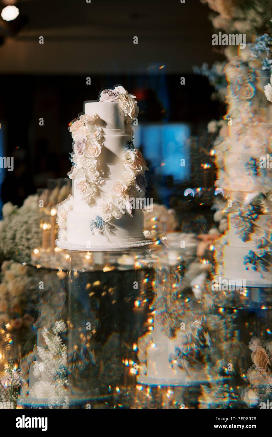 Elegante torta nuziale a più livelli con decorazioni floreali Foto Stock