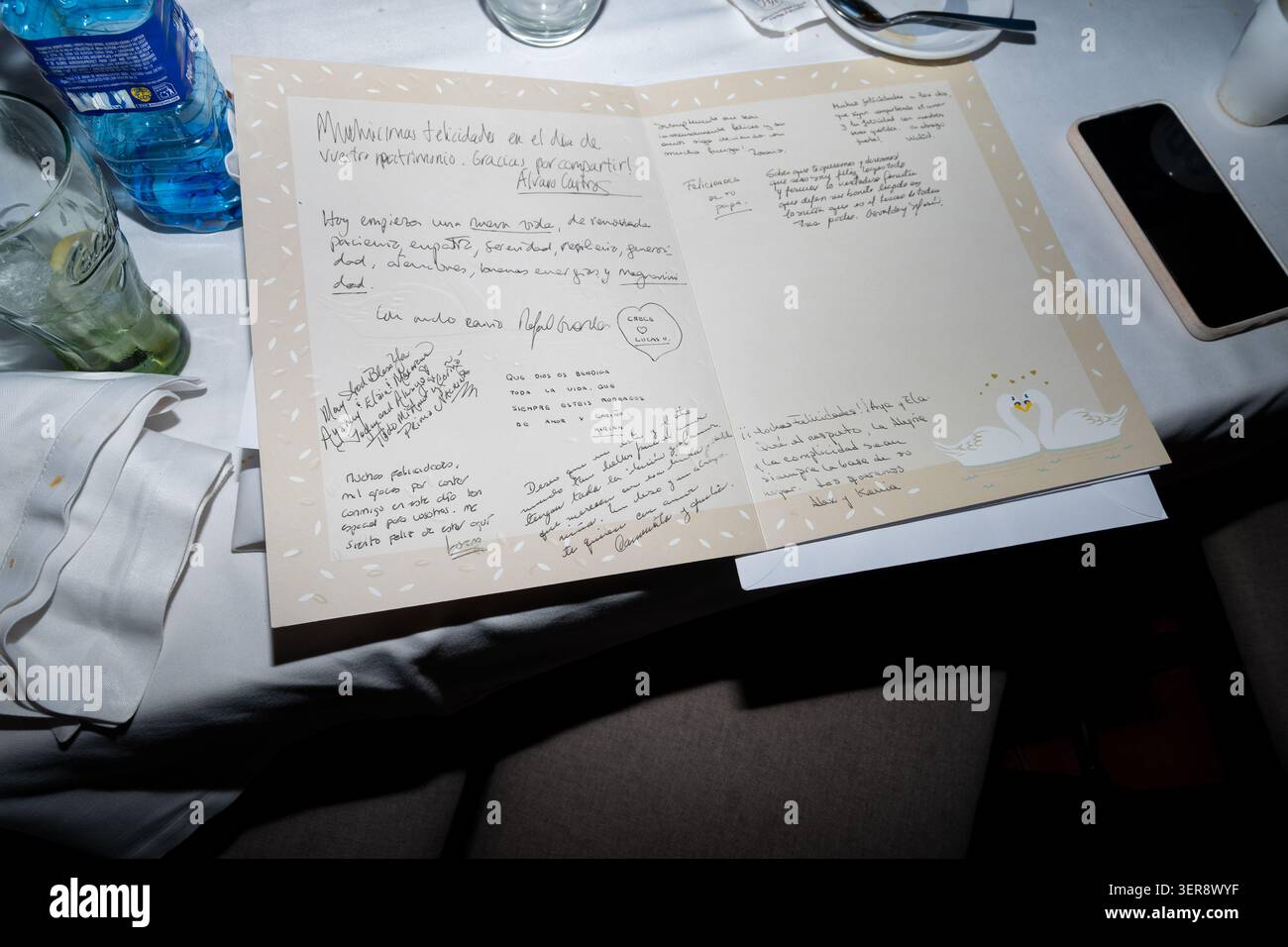Libro degli ospiti pieno di congratulazioni e auguri da parte degli ospiti del matrimonio Foto Stock