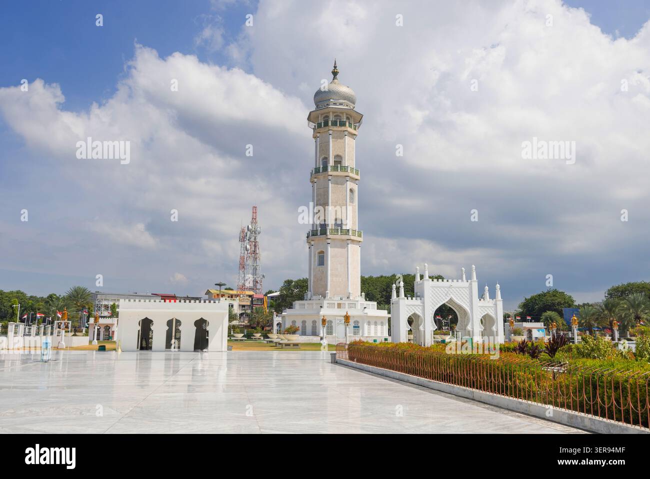 Il minareto Masjid Raya Baiturrahman sorge elegantemente a banda Aceh, Sumatra, mostrando una magnifica architettura islamica sullo sfondo di blu sk Foto Stock