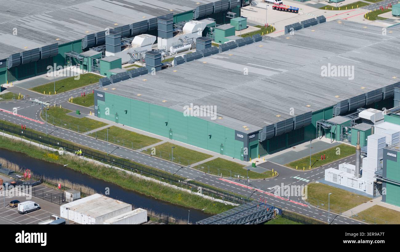 Vista aerea di un campus di data center iperdimensionato con sale server di grandi dimensioni e sistemi di utilità, che mostra l'elaborazione di big data, il cloud computing e l'intelligenza artificiale Foto Stock