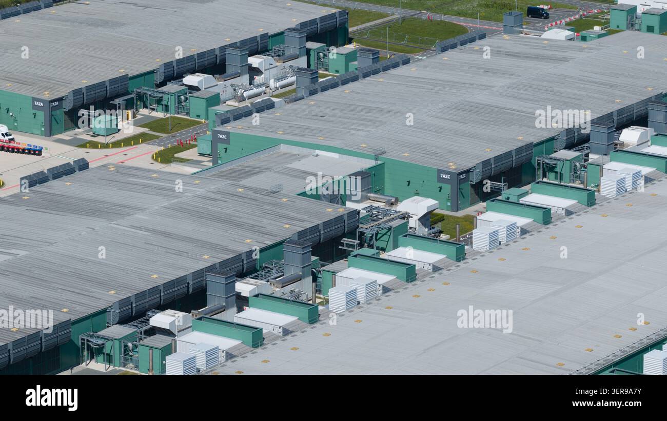 Vista aerea di un moderno campus di data center con unità di raffreddamento e apparecchiature elettriche sui tetti, che supportano l'elaborazione di big data, il cloud computing e l'sca Foto Stock