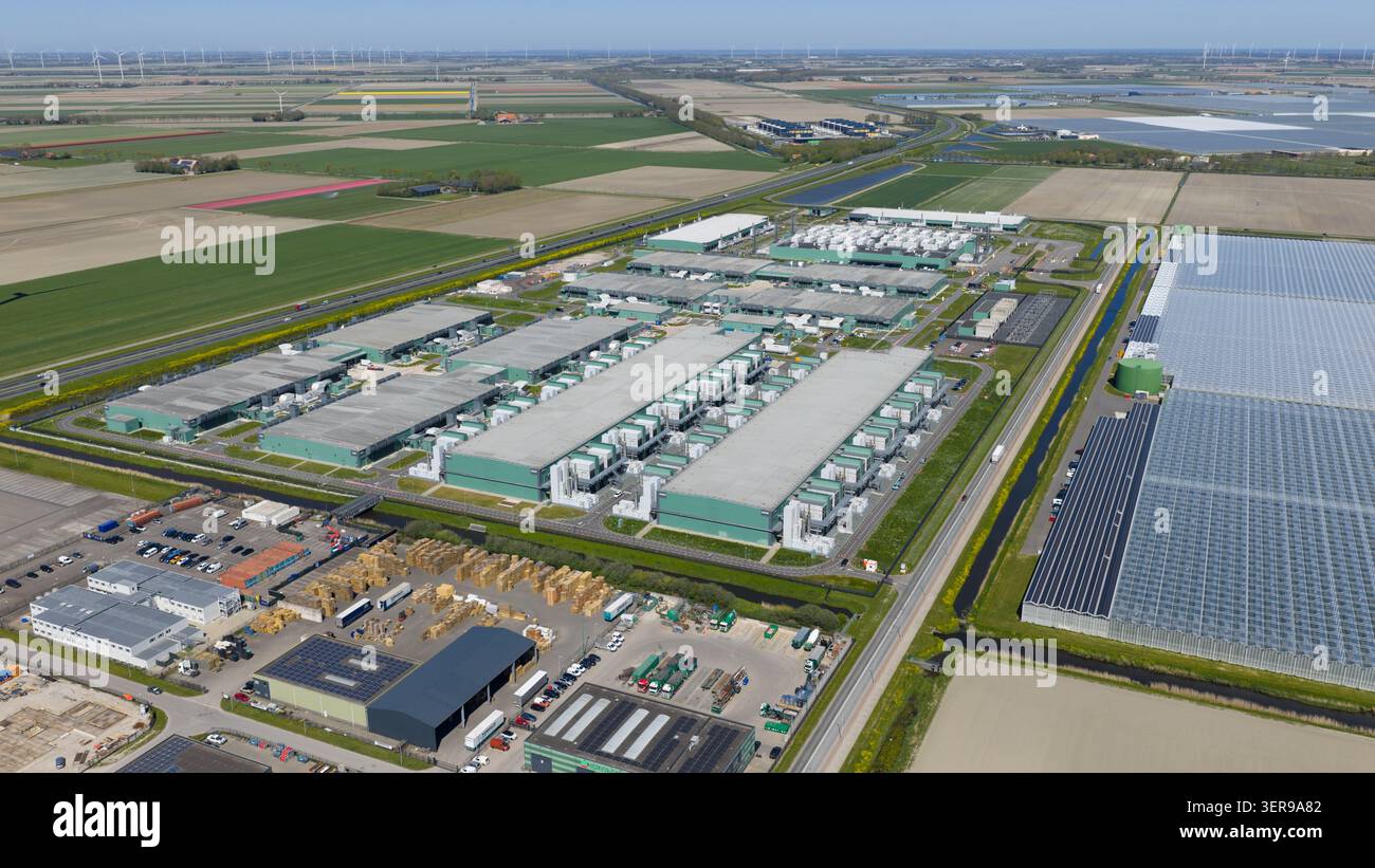 Vista aerea di un moderno campus di data center con grandi sale server, unità di alimentazione e raffreddamento e strade sicure, che supportano il cloud computing e i big data ana Foto Stock