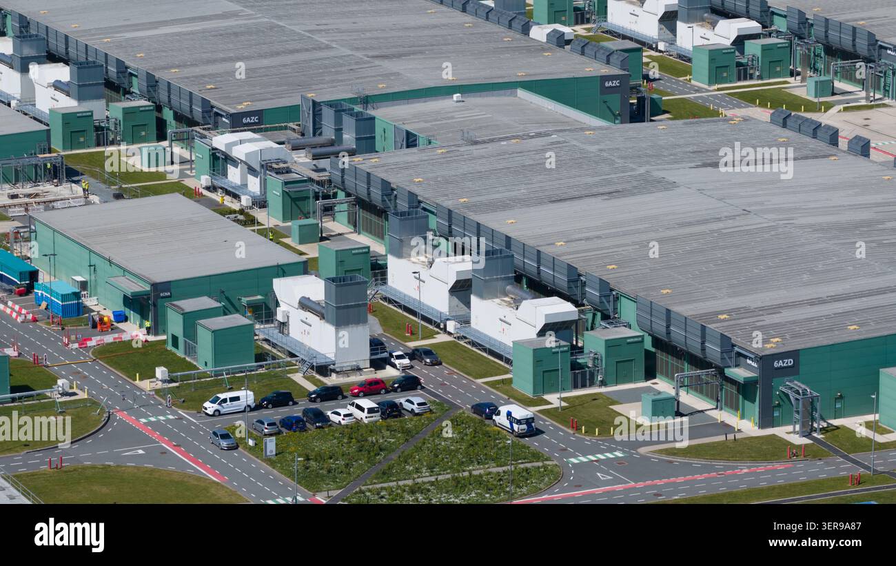 Vista aerea di un campus di data center iperdimensionato con sale server, sistemi di raffreddamento, unità di alimentazione e strade di accesso, che illustra l'elaborazione dei big data, clou Foto Stock