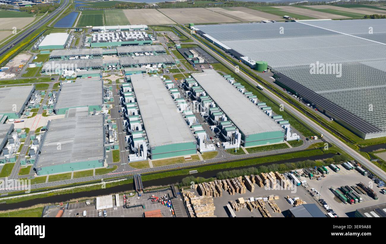 Vista aerea di un campus di data center iperdimensionato con sale server, sistemi di raffreddamento e connessioni di rete, progettato per l'elaborazione di big data e il cloud computing Foto Stock