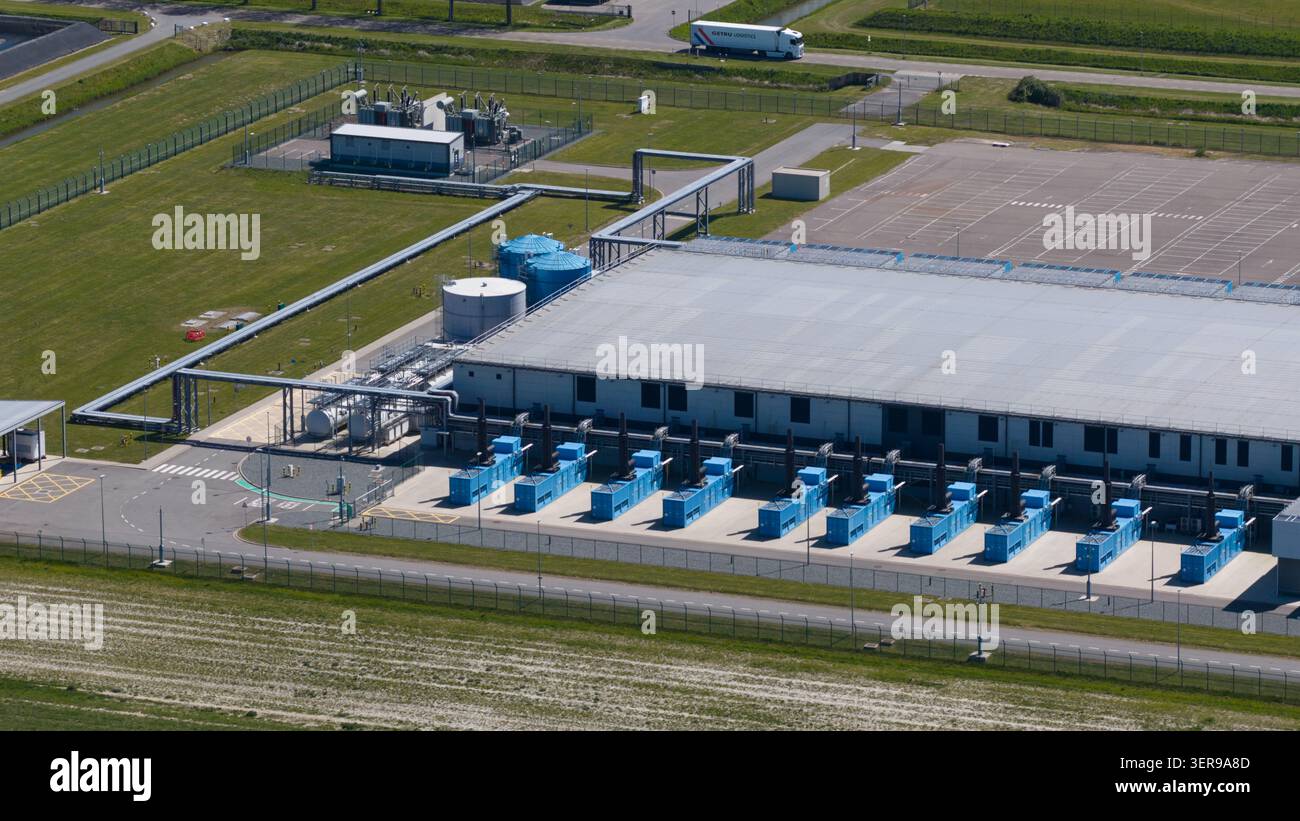 Vista aerea di un moderno data center a Middenmeer con unità di raffreddamento e infrastruttura sicura, che supporta lo storage cloud, l'elaborazione di big data e mach Foto Stock