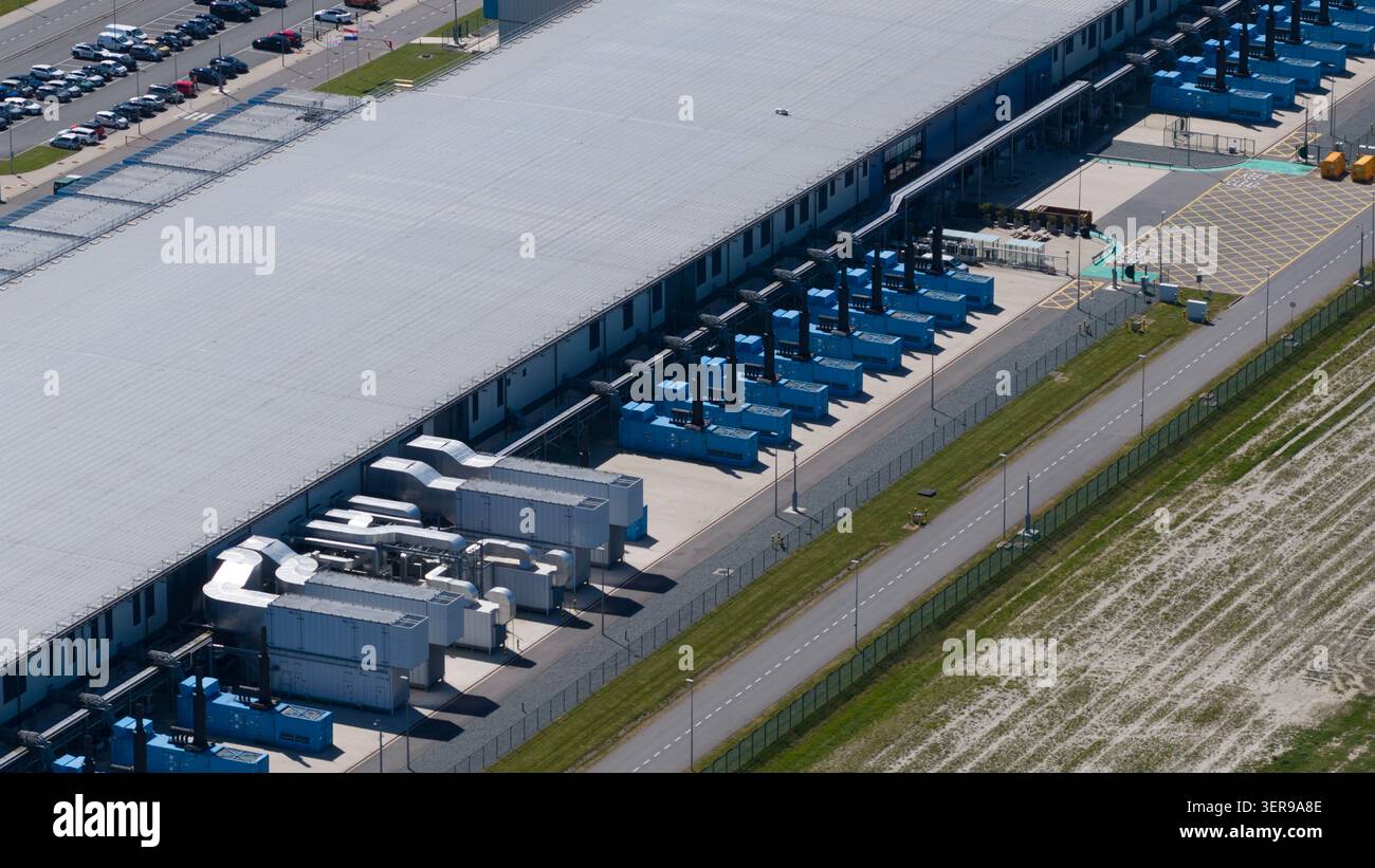 Vista aerea di un data center sicuro a Middenmeer con unità di raffreddamento e infrastruttura che supportano lo storage cloud, l'elaborazione di big data e il machine lea Foto Stock