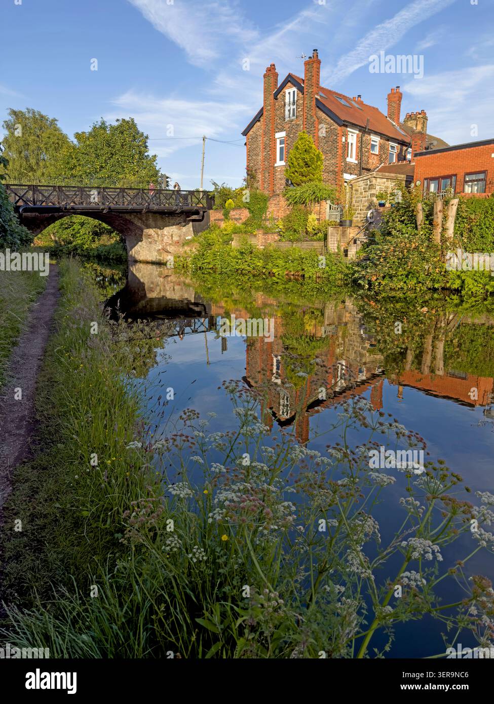 Canale di Bridgewater a Grappenhall, Warrington, Cheshire, Inghilterra, Regno Unito, con vista verso est sugli edifici sul lungofiume. Foto Stock