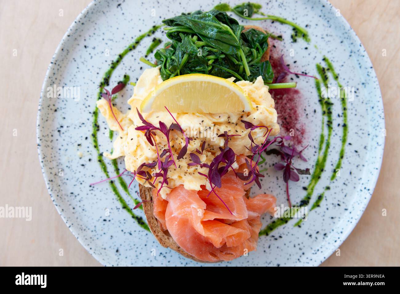 Delizioso piatto di brunch con salmone affumicato e soffici uova strapazzate Foto Stock