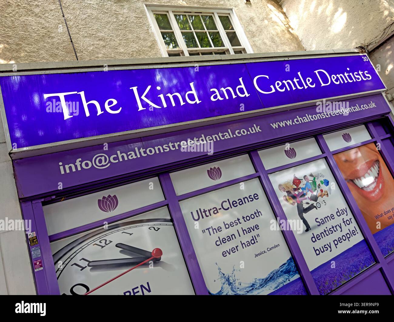 La vetrina e la pubblicità dentale dei dentisti gentili e premurosi al 30–32 Chalton Street, Londra, NW1 1JB, Inghilterra Foto Stock