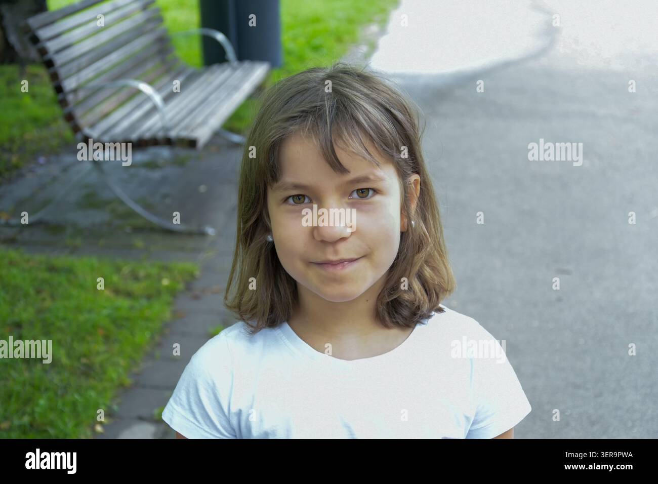 Ritratto di una ragazza sorridente nel parco cittadino. Foto Stock