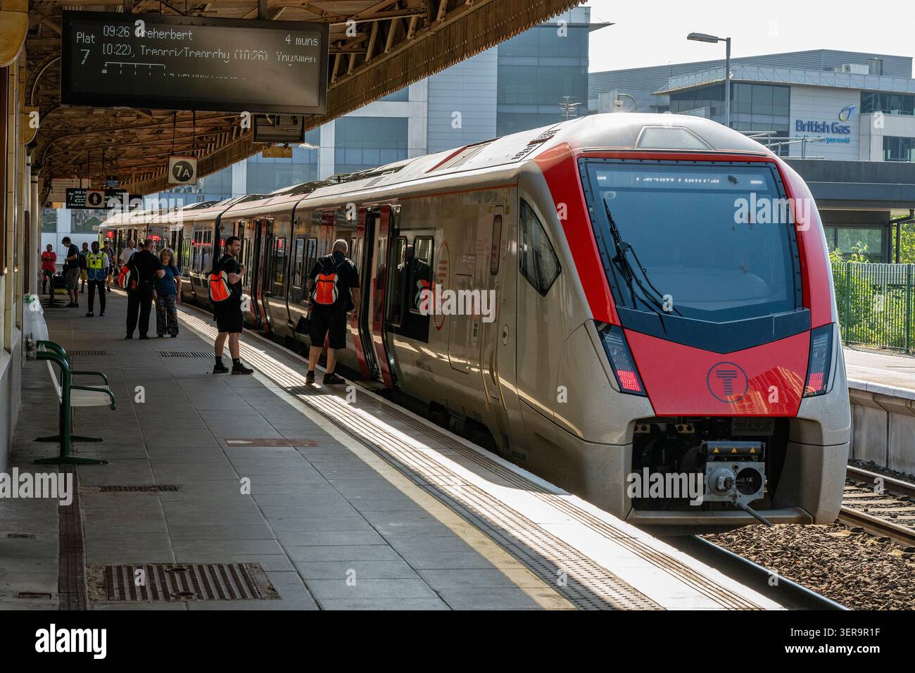 Trasporto in tre modalità FLIRT classe 756 per unità multiple Galles presso la stazione Queen Street nel centro di Cardiff, Galles del Sud, Regno Unito Foto Stock