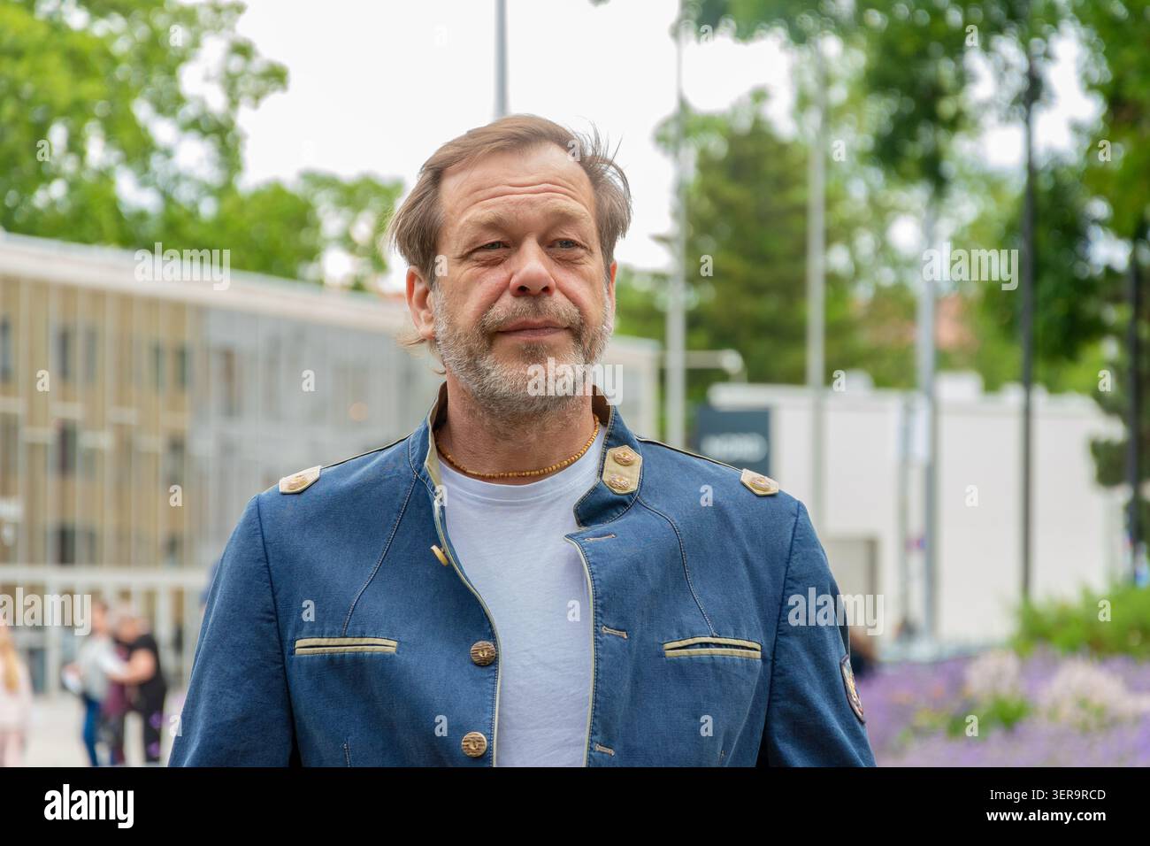 Uomo maturo con giacca blu su City Street. Foto Stock