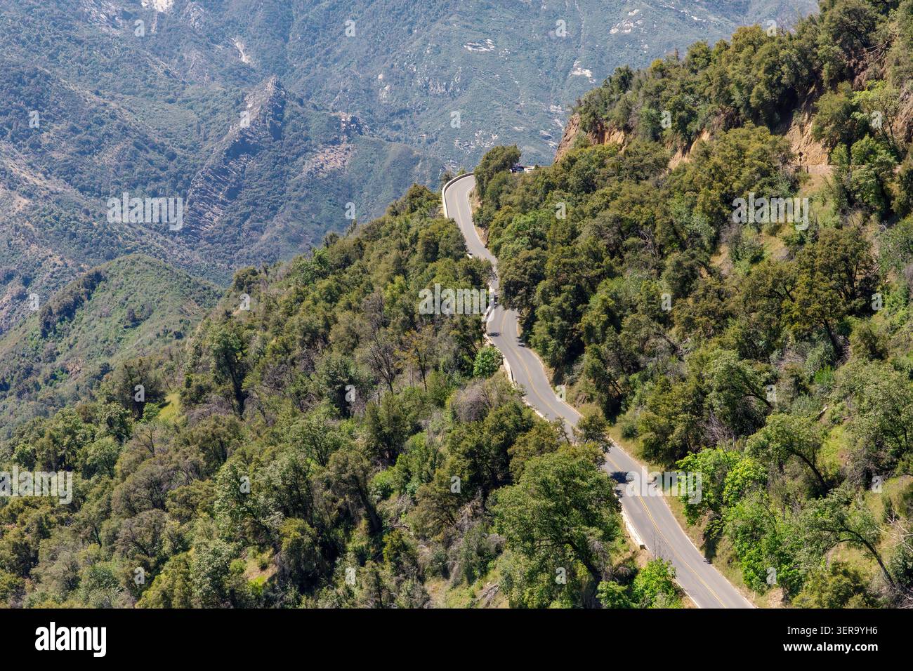 La panoramica General's Highway si snoda fino al Sequoia National Park, California, USA Foto Stock