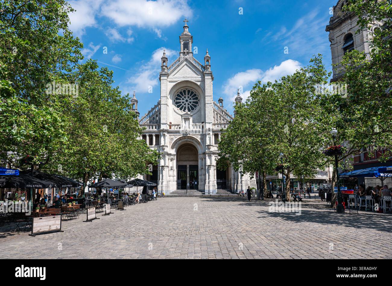 Caffetterie e terrazze all'aperto animano Oude Graanmarkt e il quartiere di Sainte-Catherine, con la Chiesa di Sainte-Catherine visibile sullo sfondo. B Foto Stock