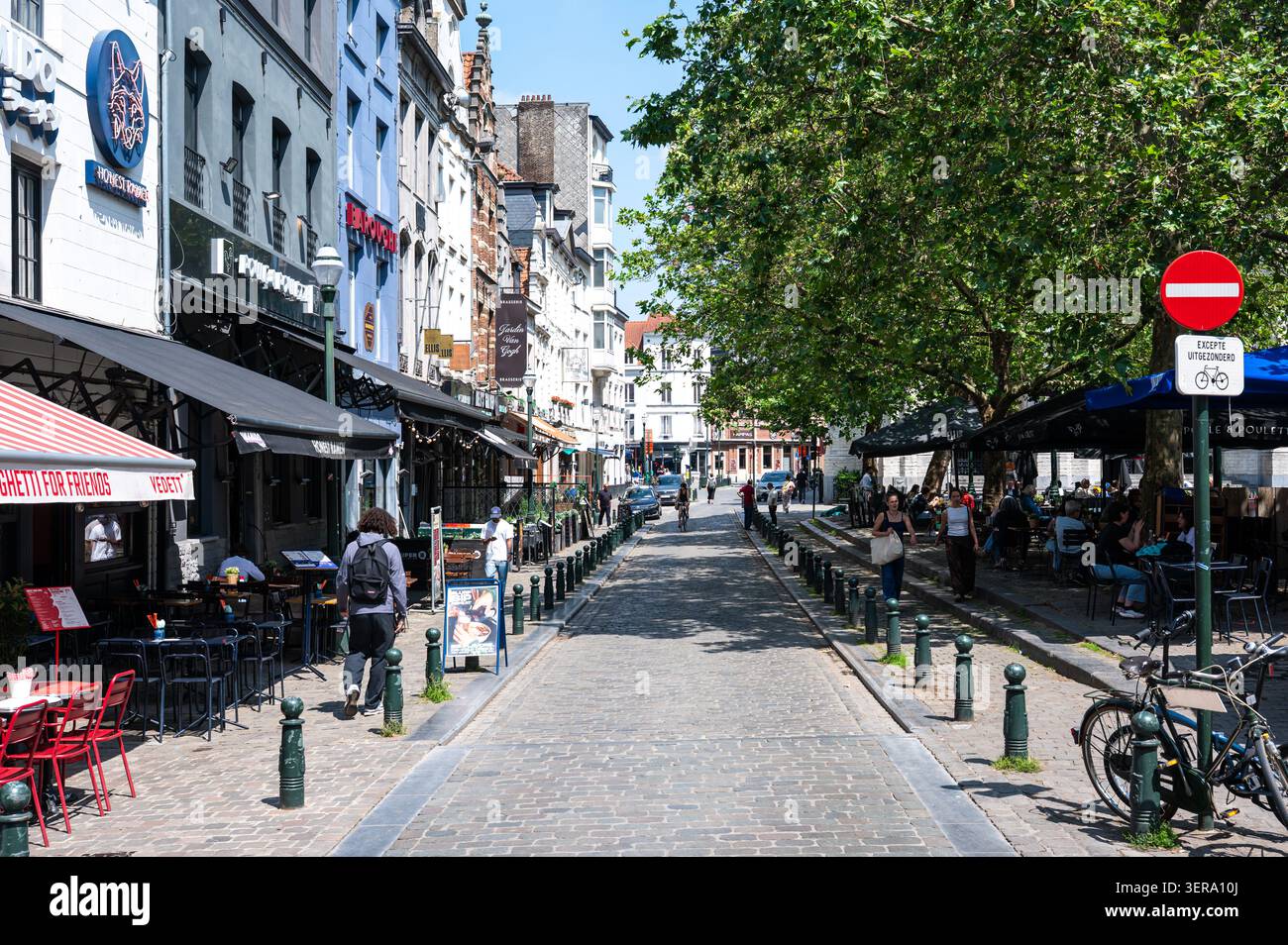 Caffetterie e terrazze all'aperto animano Oude Graanmarkt e il quartiere di Sainte-Catherine, con la Chiesa di Sainte-Catherine visibile sullo sfondo. B Foto Stock