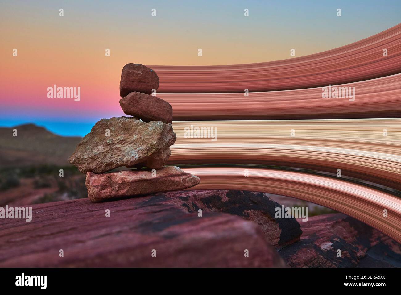 Rock Stack Cairn con effetto Pixel Stretch al Golden Hour in Desert Landscape Foto Stock