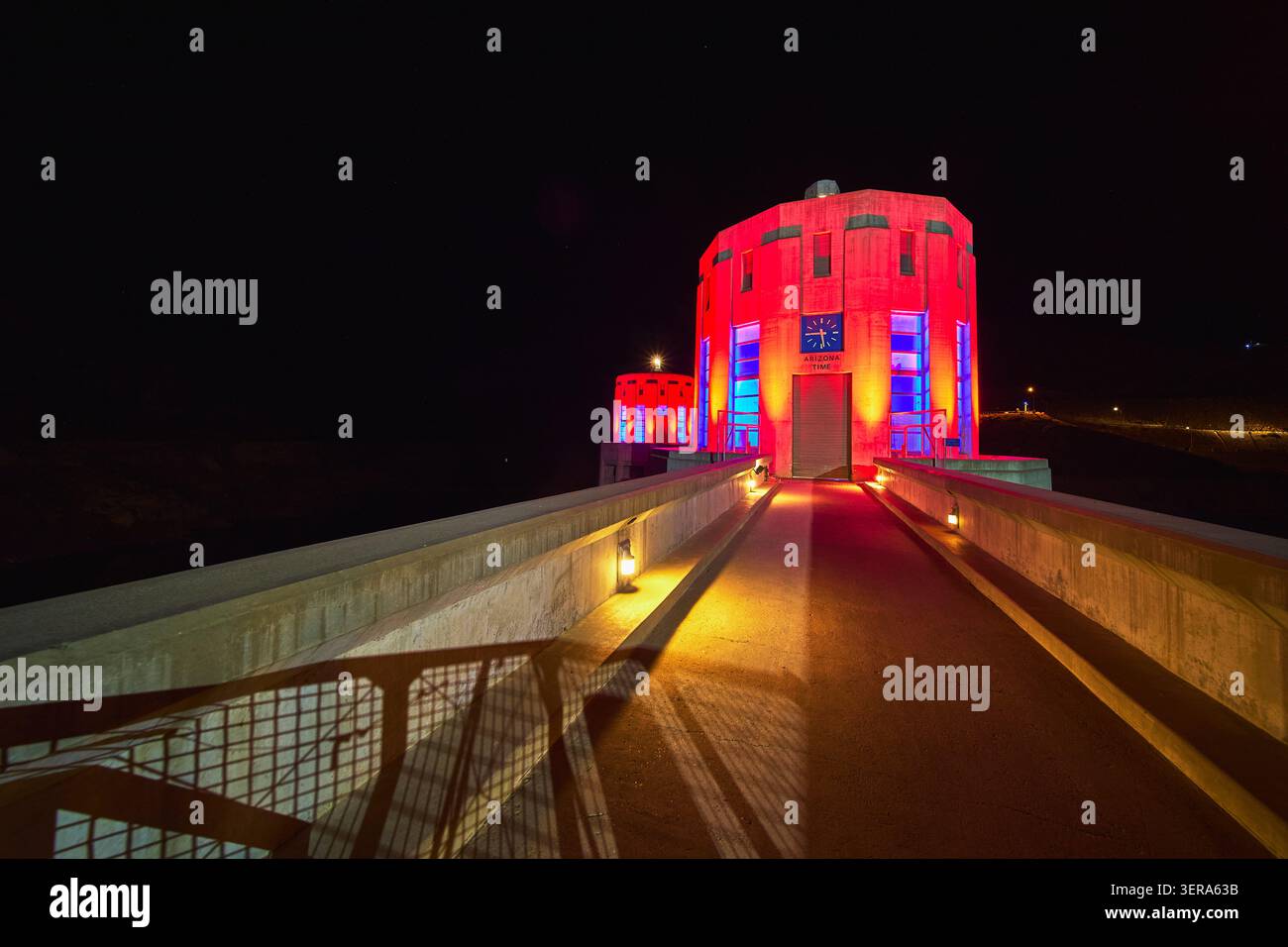 Hoover Dam Nevada Night Tower illuminata in rosso bianco e blu per l'anniversario americano Foto Stock