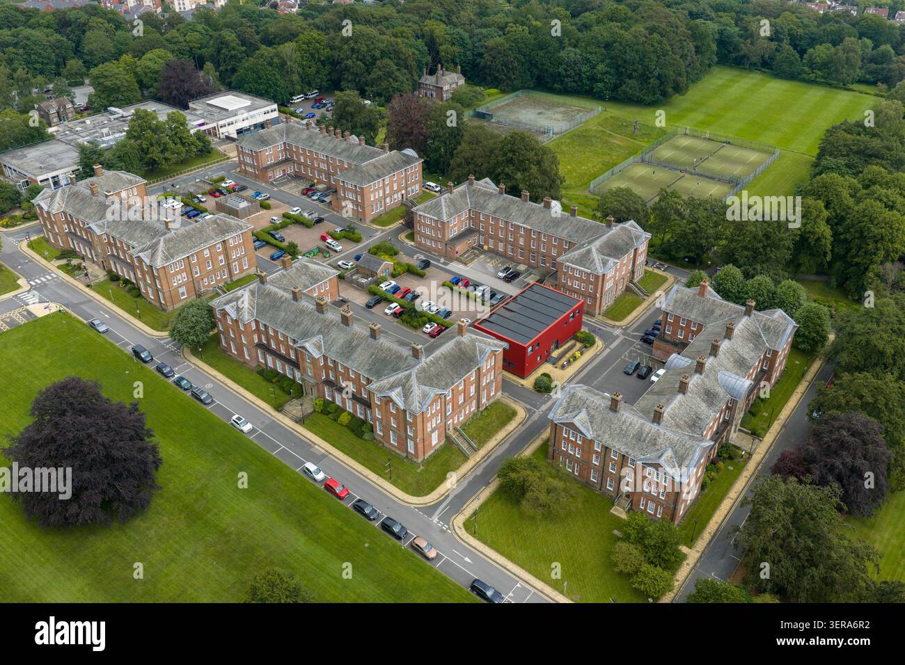 Vista aerea con droni degli edifici per gli studenti del Leeds Beckett University Headingley Campus a Leeds West Yorkshire, con edifici residenziali Foto Stock
