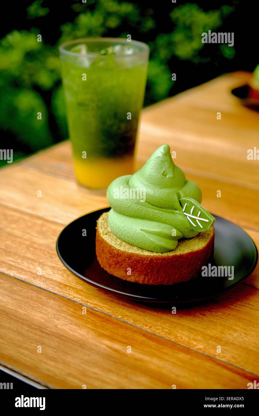 Dessert Matcha e bevanda a base di tè verde serviti in un moderno caffè sull'isola di Jeju, Corea del Sud, che mette in mostra la cultura del tè e il turismo culinario della Corea. Foto Stock