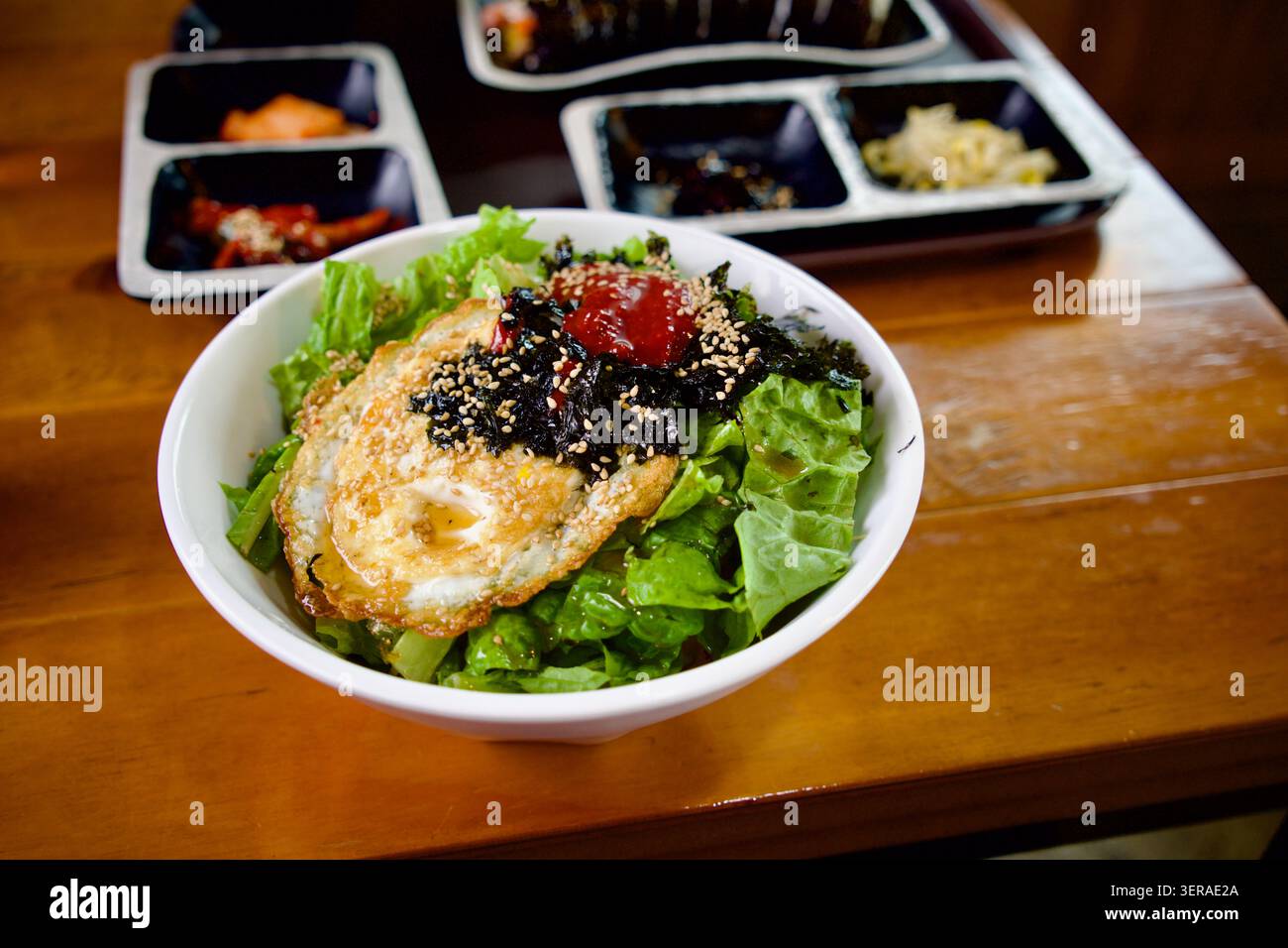 Piatto di riso fresco e insalate servito in un ristorante sull'isola di Udo, nella provincia di Jeju, Corea del Sud. Foto Stock