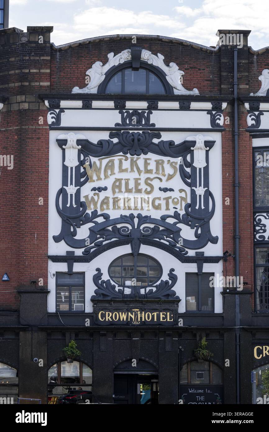 Liverpool, Regno Unito - 06 maggio 2026: Veduta della facciata ornata del Crown Hotel con le storiche insegne di Walker's Ales Warrington e Victoria Foto Stock