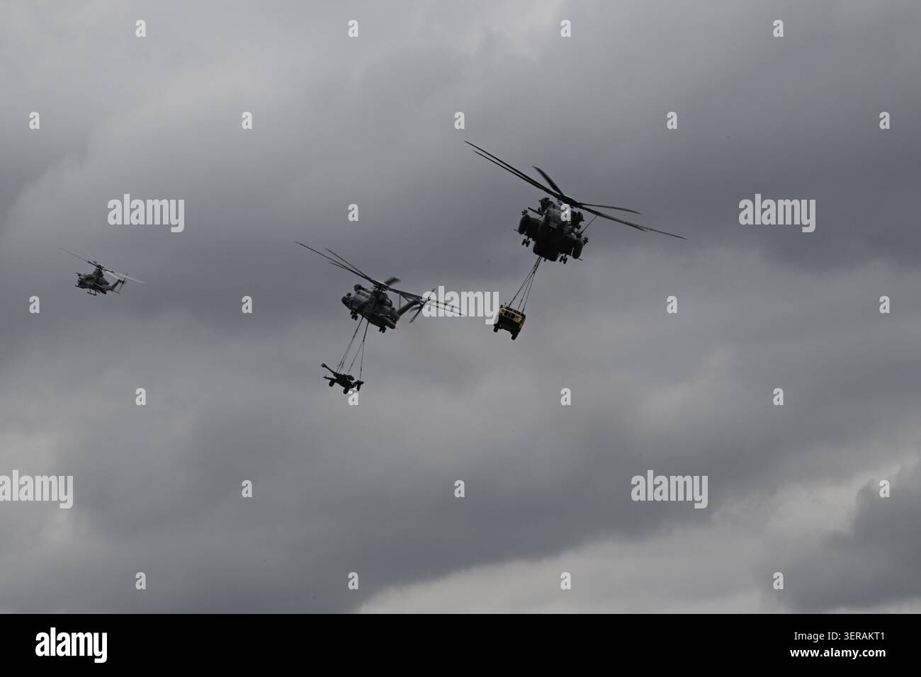 Gli elicotteri USMC si avvicinano con artiglieria, potenza di fuoco aerea e trasporto Foto Stock