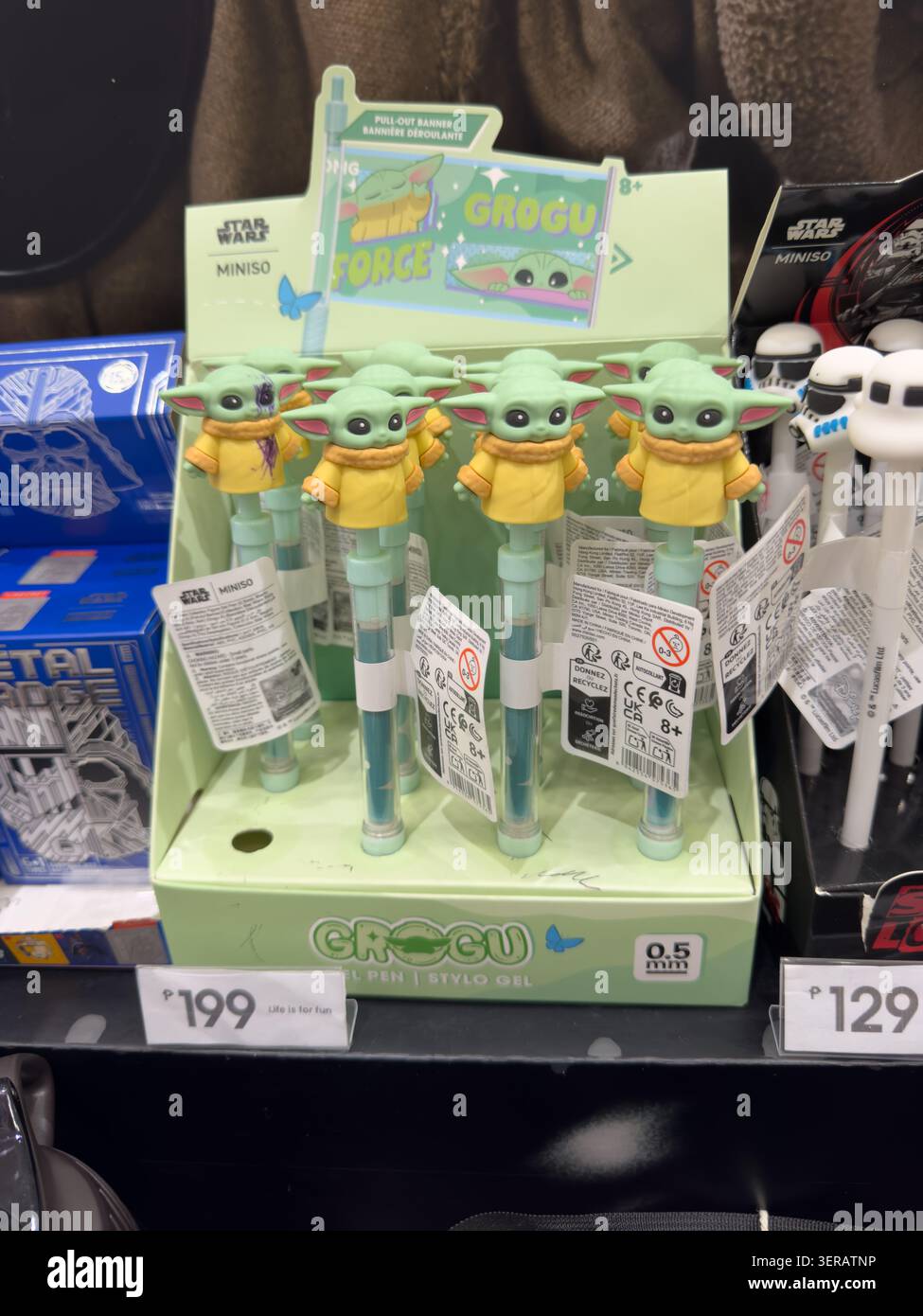 Un espositore Miniso a Cebu City con diverse penne in gel da 0,5 mm di Star Wars Grogu in vendita al prezzo di centovantanove pesos. Foto Stock