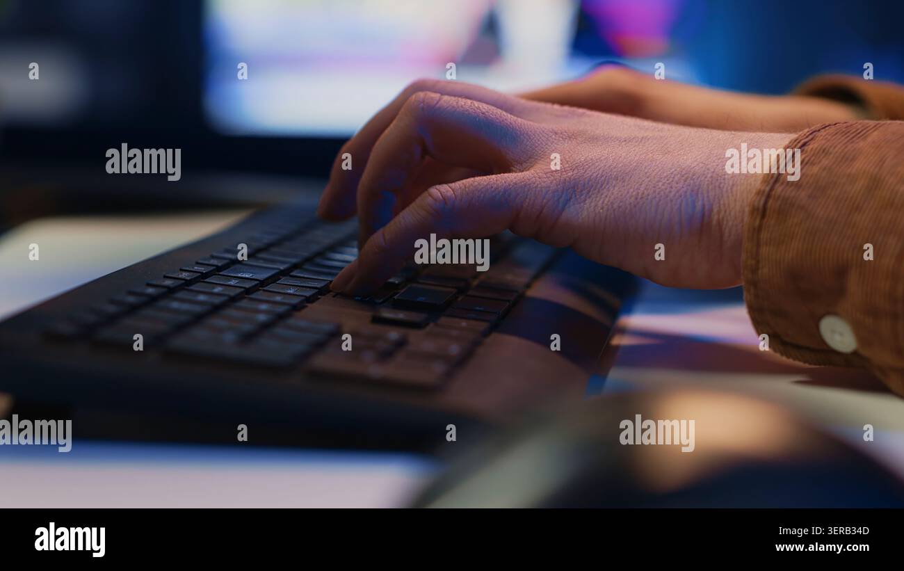 Periferica per computer utilizzata dall'amministratore IT per digitare righe di codice sul PC desktop in appartamento, primo piano della tastiera utilizzata dal software ENGINEER Programming a casa. Foto Stock