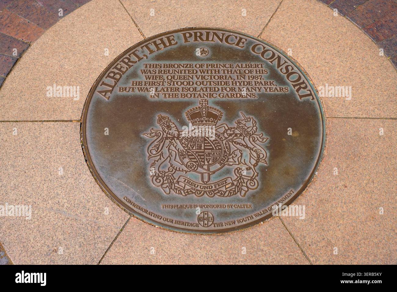 Una placca rotonda, incastonata nel terreno, che commemora una statua del principe Alberto, scultura. A Sydney, NSW, Australia. Foto Stock