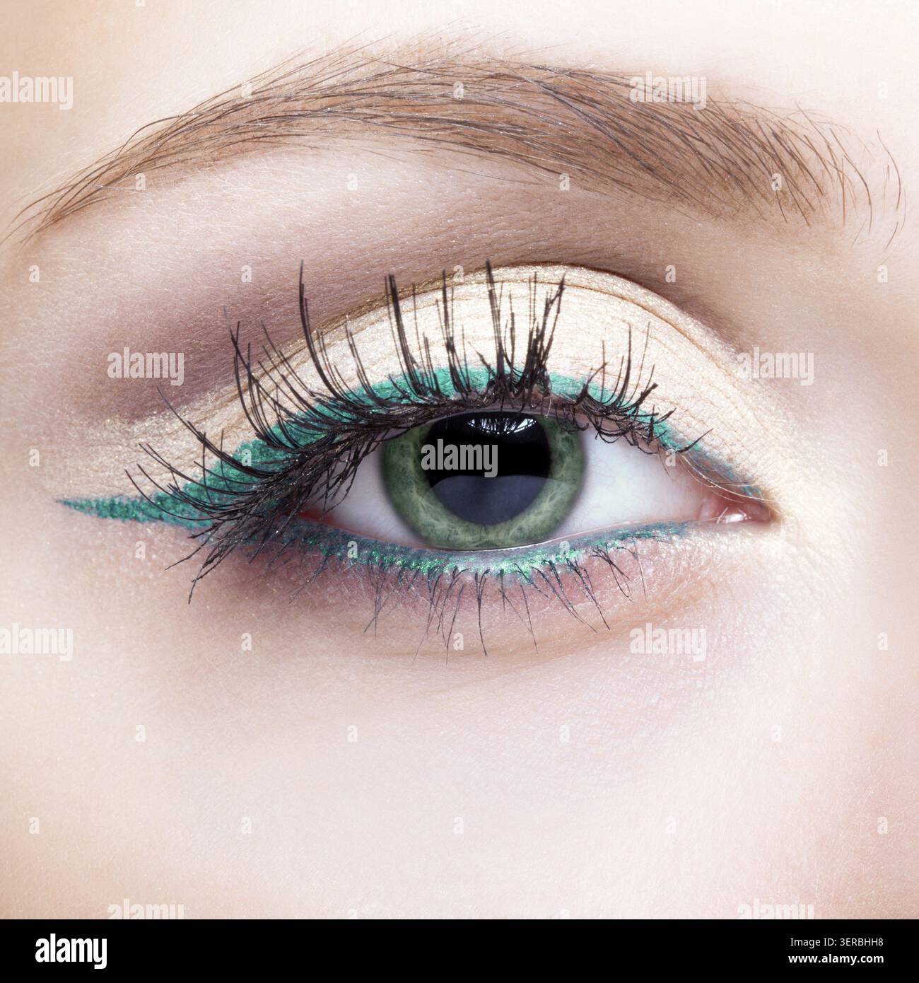 Foto ravvicinata del trucco femminile con occhio di colore pistacchio e eyeliner verde Foto Stock