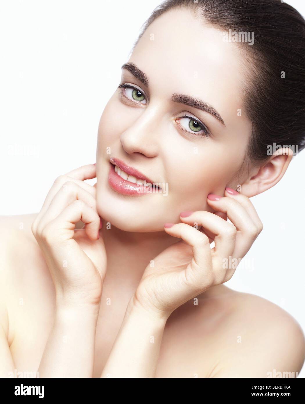 Ritratto di una giovane donna sorridente con trucco da giorno e occhi verdi di pistacchio Foto Stock