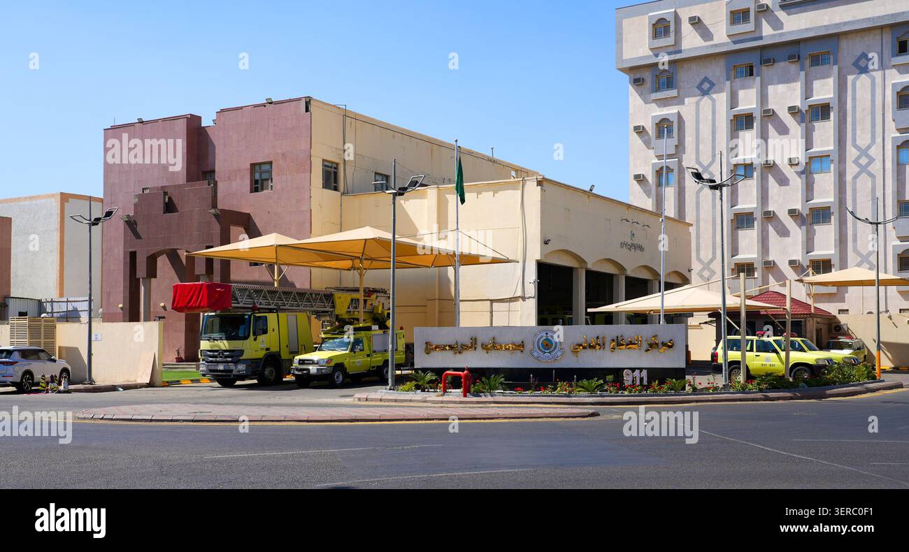 Caserma dei vigili del fuoco per la difesa civile con camion dei vigili del fuoco giallo calce e veicoli di soccorso a Taif, Arabia Saudita Foto Stock