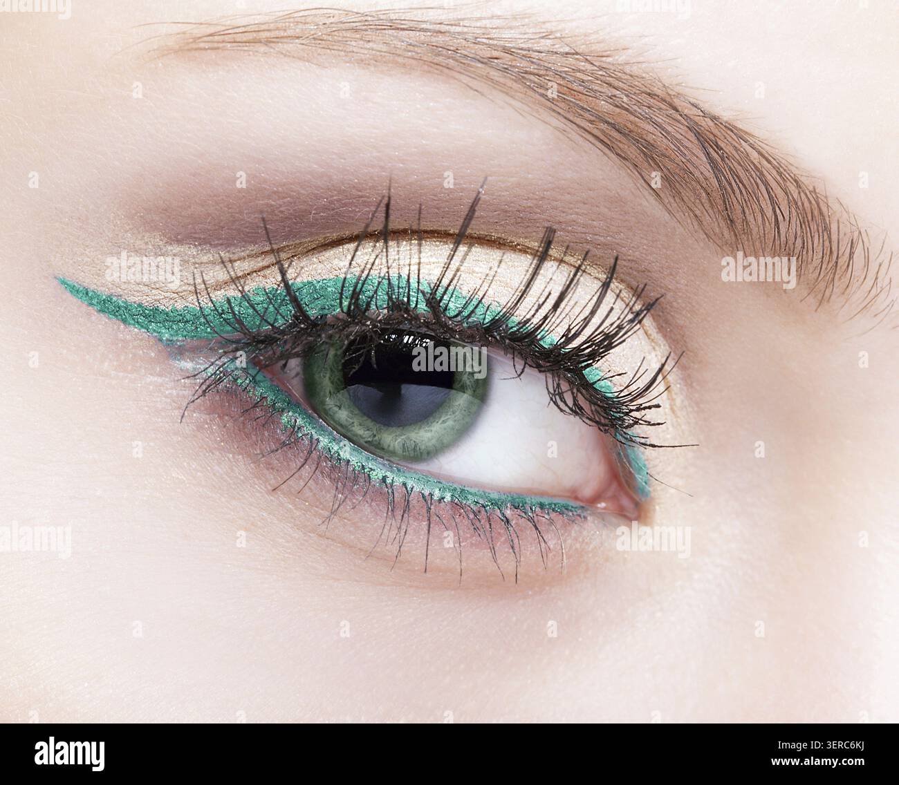 Foto ravvicinata del trucco femminile con occhio di colore pistacchio e eyeliner verde Foto Stock