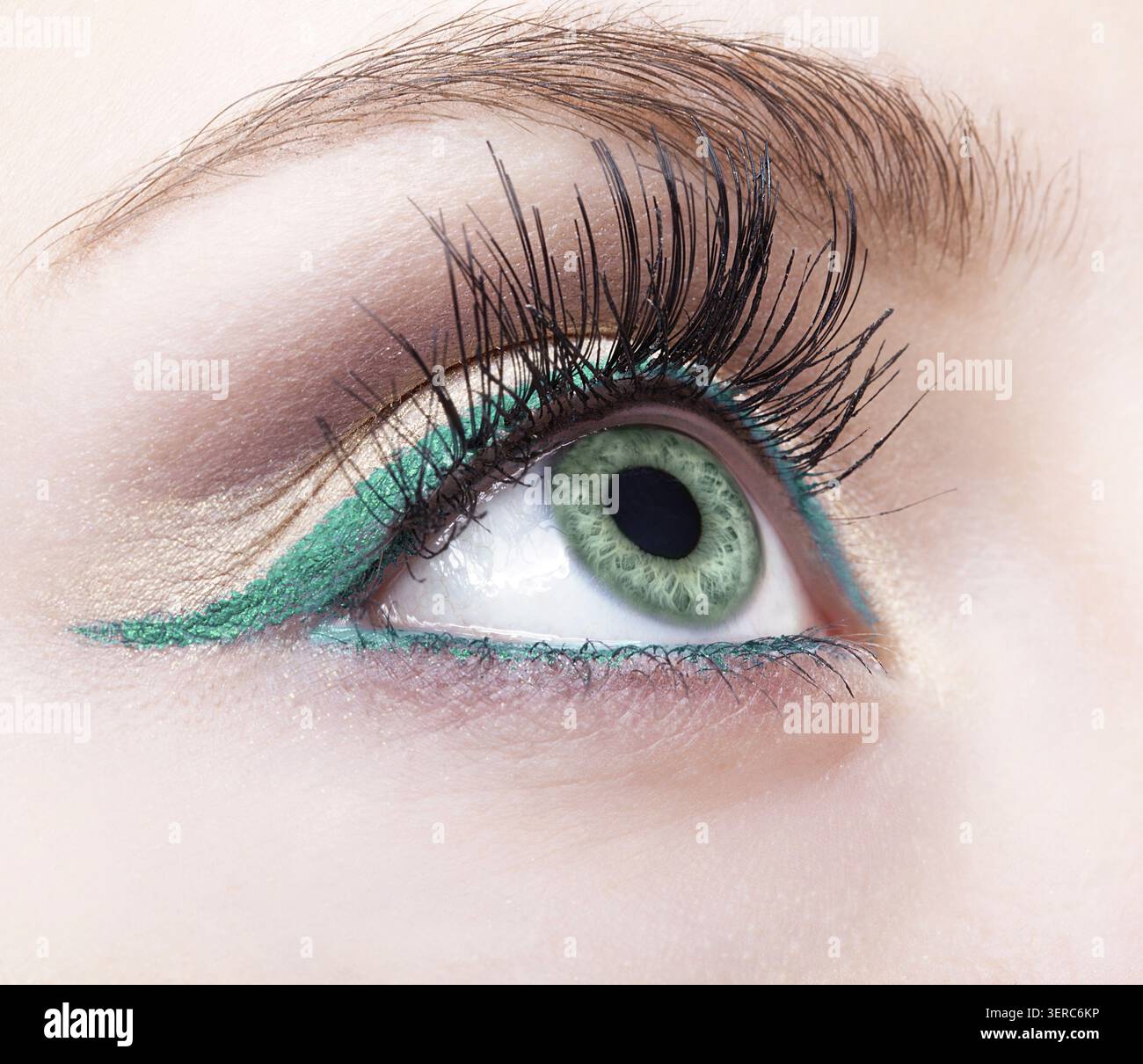 Foto ravvicinata del trucco femminile con occhio di colore pistacchio e eyeliner verde Foto Stock