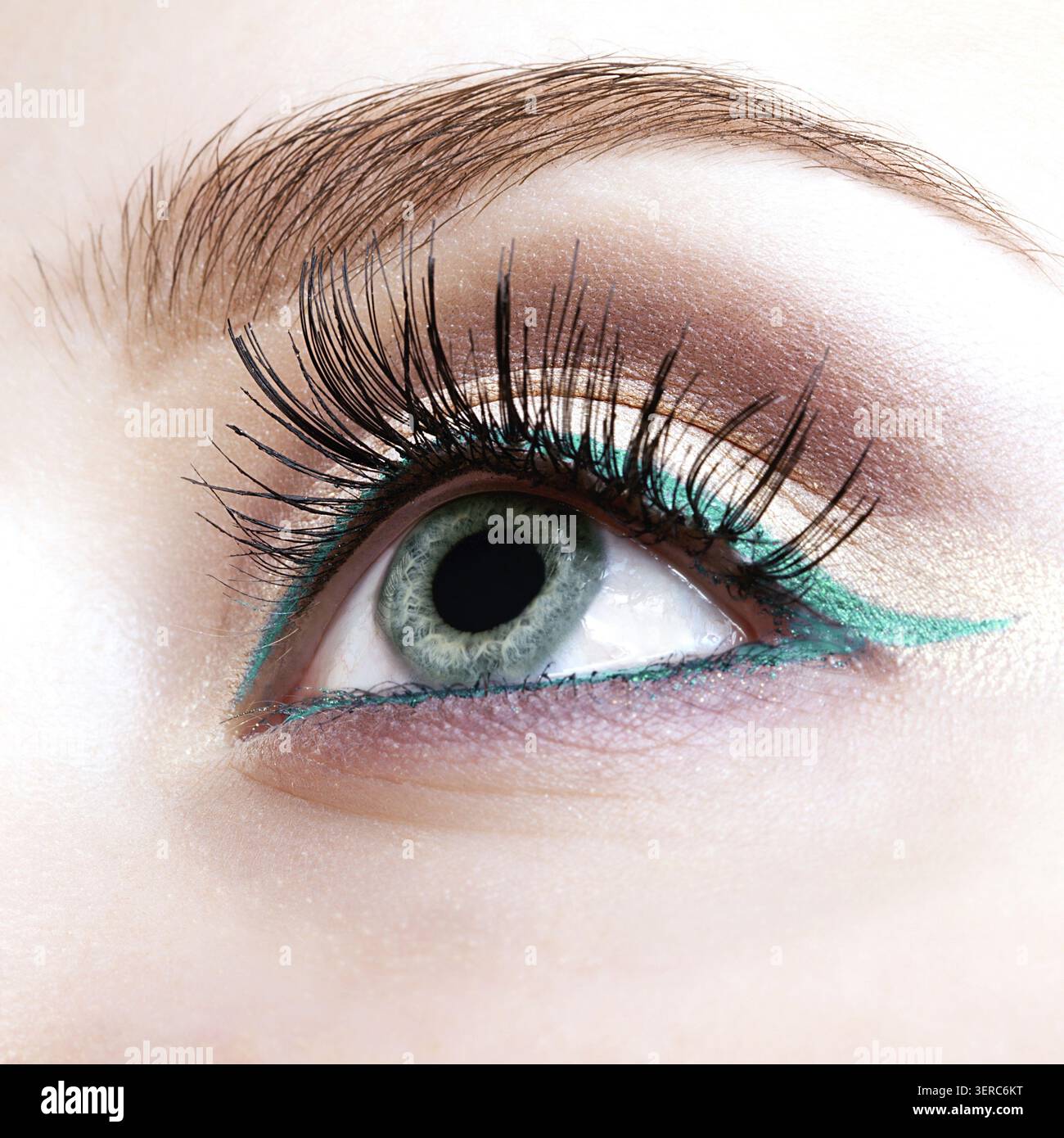 Foto ravvicinata del trucco femminile con occhio di colore pistacchio e eyeliner verde Foto Stock