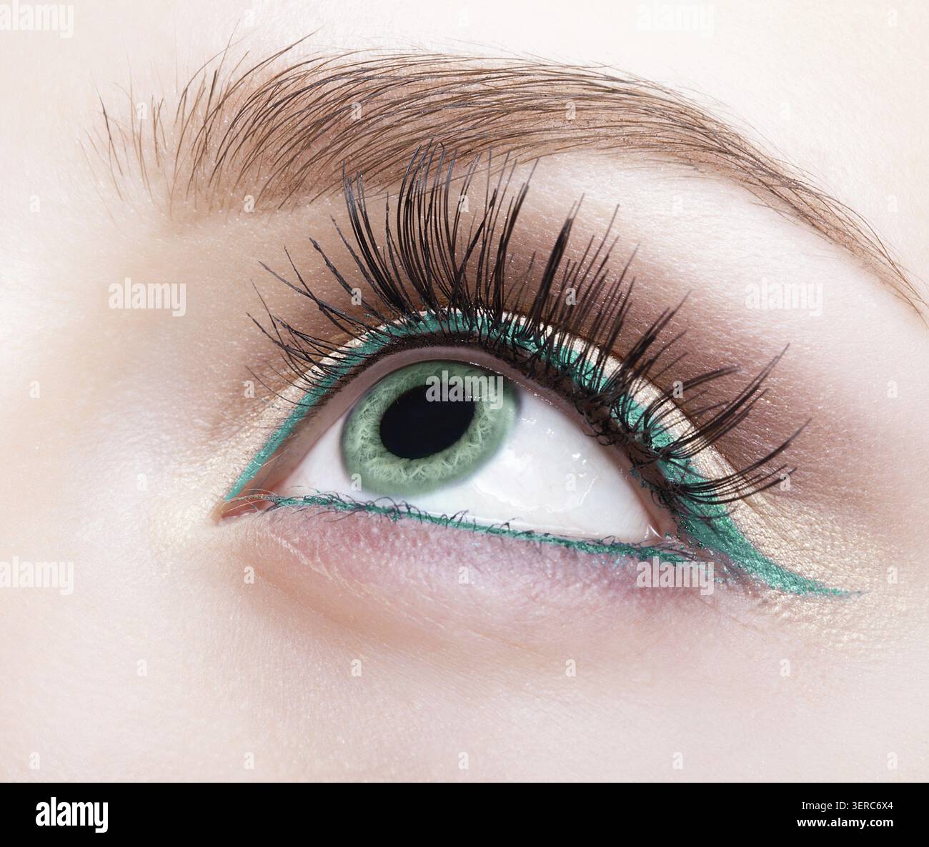 Foto ravvicinata del trucco femminile con occhio di colore pistacchio e eyeliner verde Foto Stock