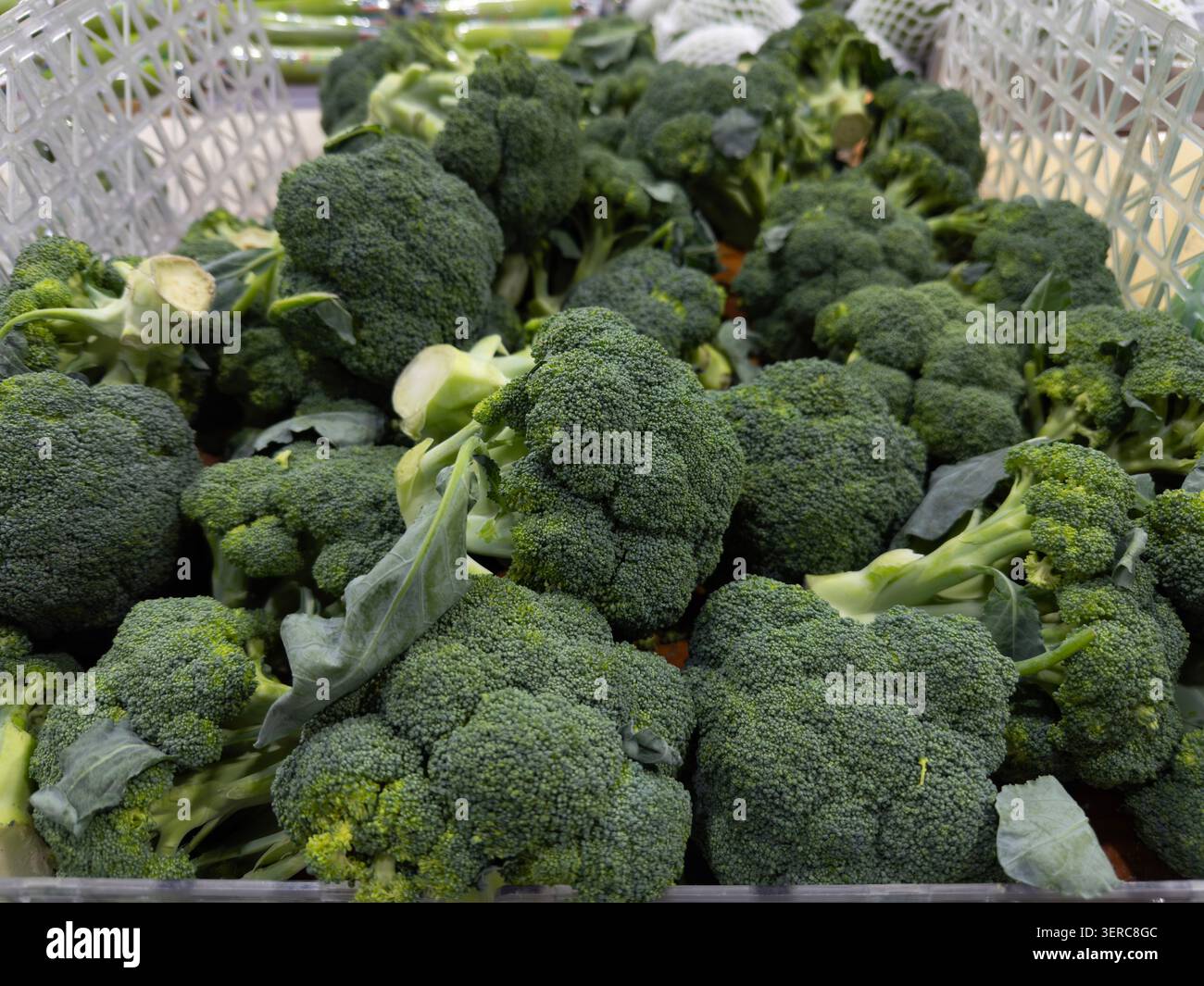 Teste di broccoli freschi disposte in un'esposizione al mercato. Verdure verdi sane ricche di nutrienti, perfette per una sana alimentazione, nutrizione, cibo biologico Foto Stock