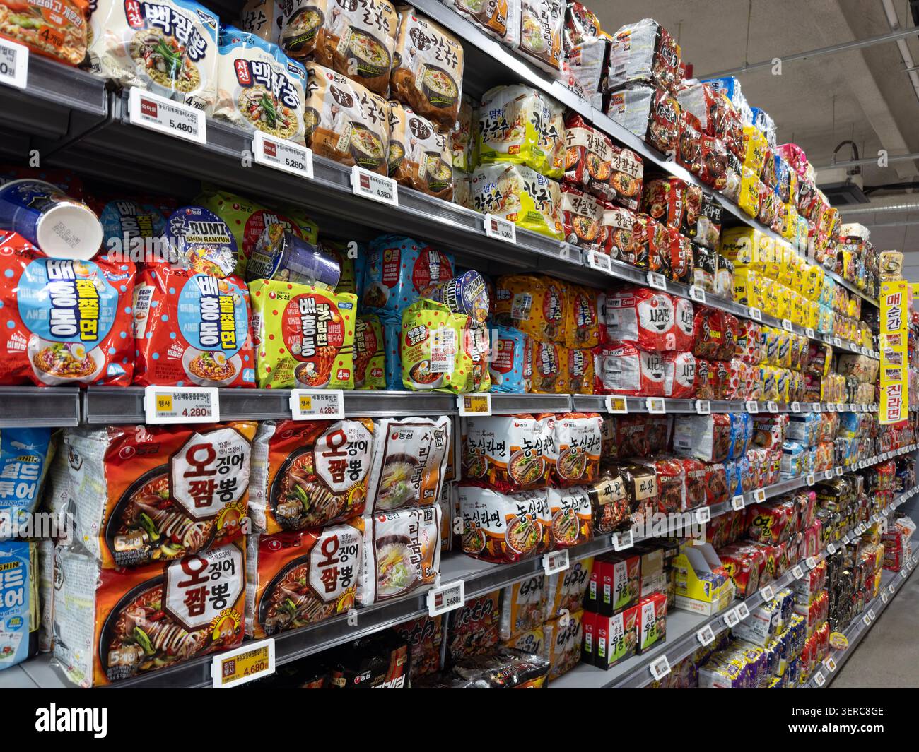 Seoul, Corea del Sud - 12/06/2026: Tagliatelle istantanee e prodotti Ramen sugli scaffali dei supermercati Foto Stock