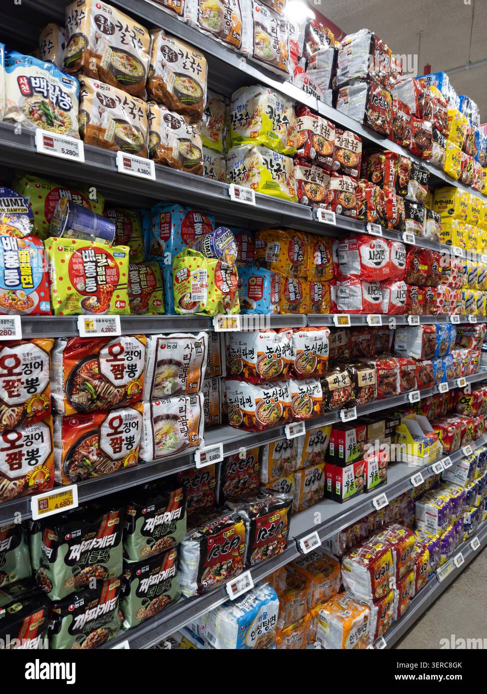 Seoul, Corea del Sud - 12/06/2026: Tagliatelle istantanee e prodotti Ramen sugli scaffali dei supermercati Foto Stock