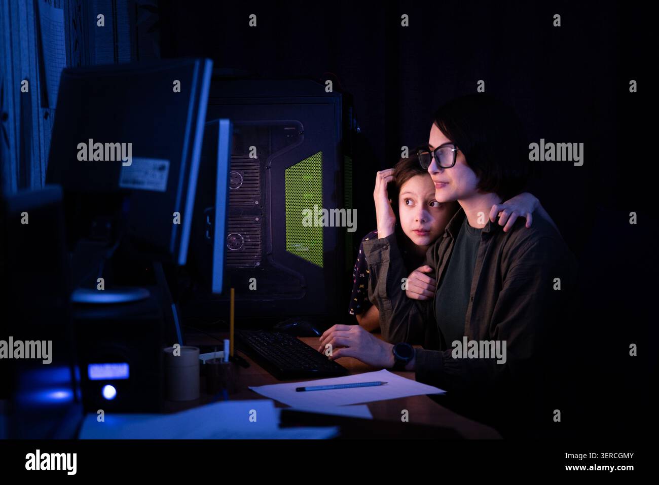 Creativi professionisti che abbracciano il bambino al lavoro Foto Stock